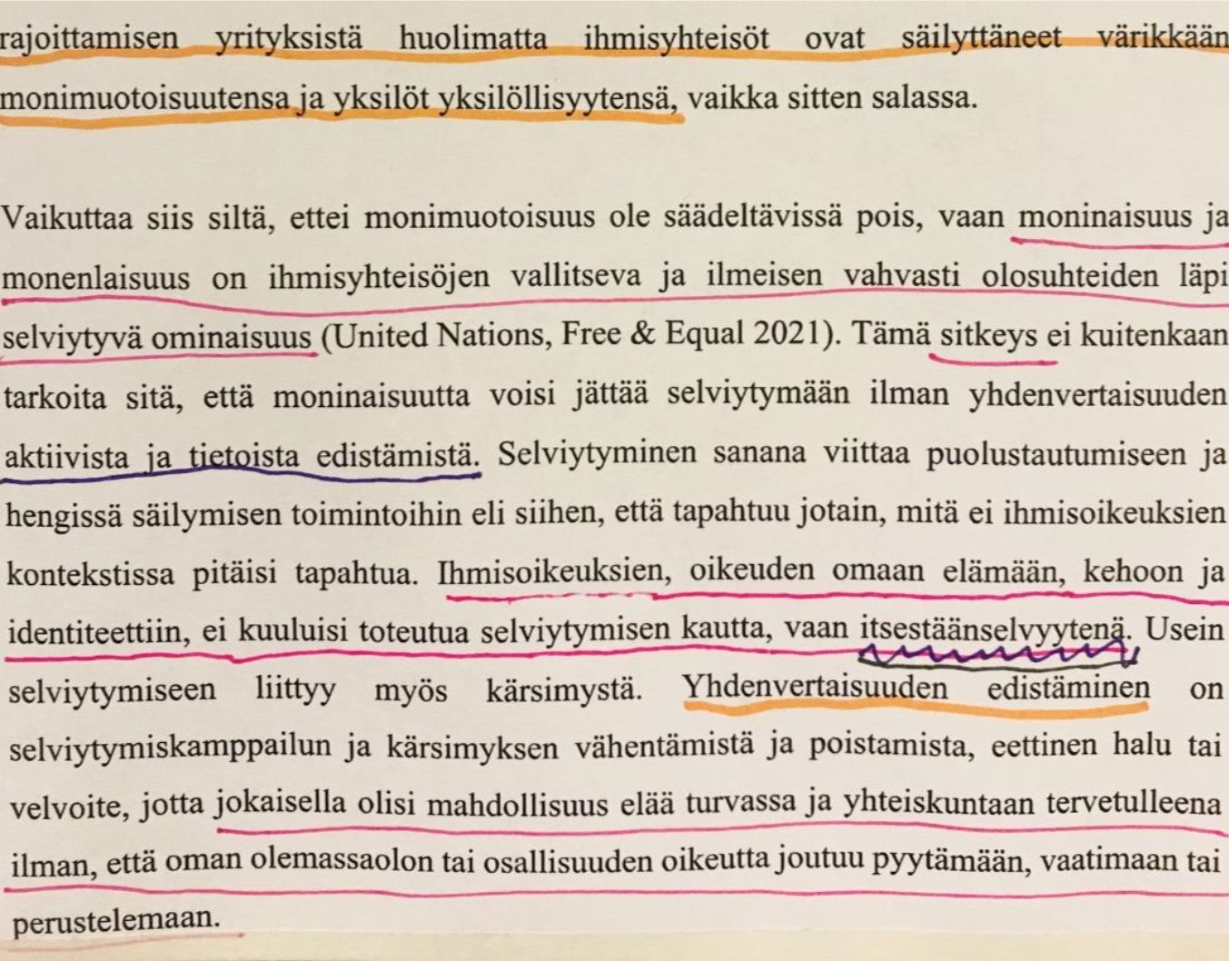 Paljon tekstiä yhdenvertaisuuteen liittyen, jossa on eriväreillä tehtyjä alleviivauksia. Lauseet ovat keskeneräisiä, jatkuvat kuvan ulkopuolelle. 