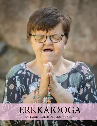Kirjan kansi, jossa on teksti Erkkajooga ja ihminen silmät kiinni, kämmenet rintakehän edessä yhteen laitettuna. Pastellinsävyinen. 